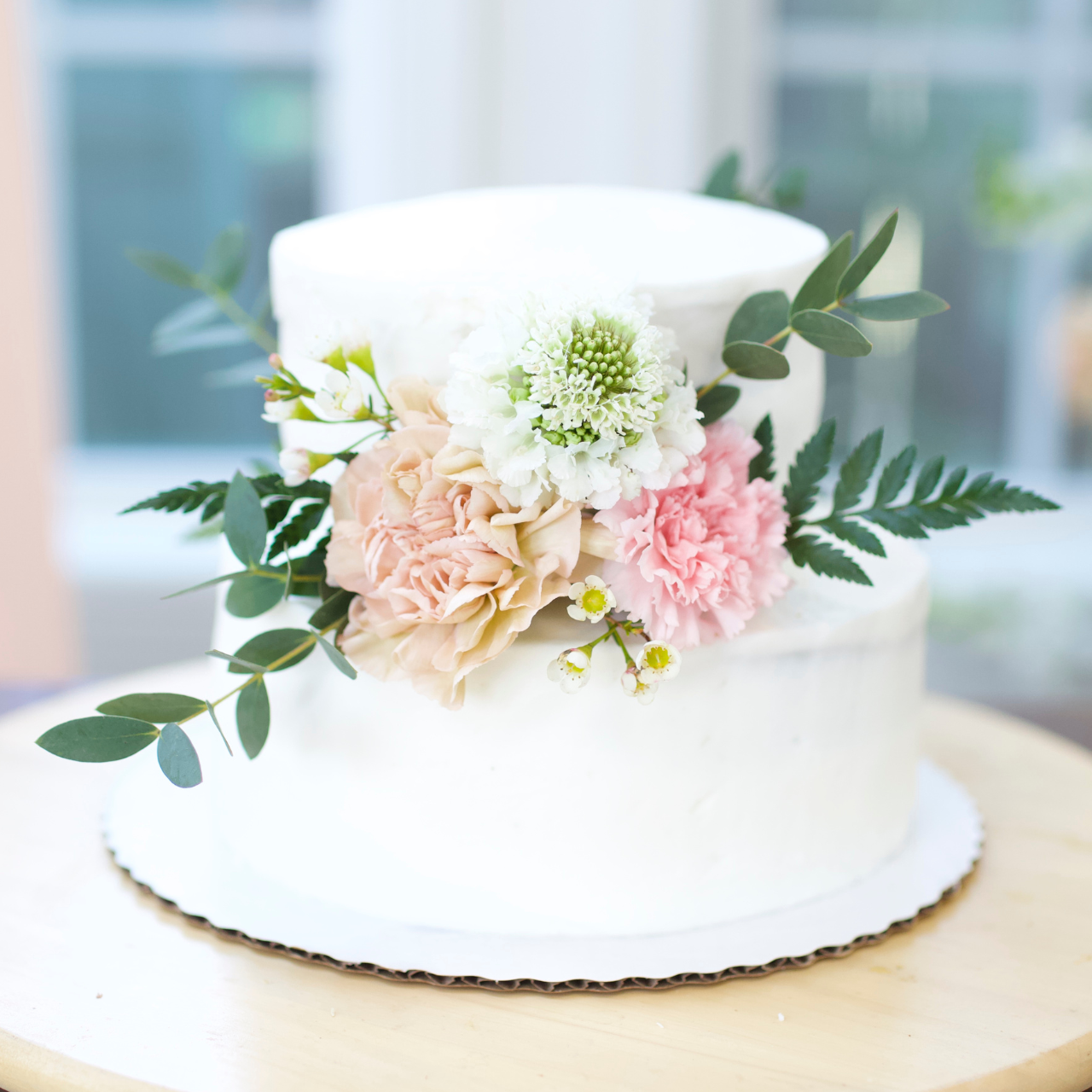 How to Put Flowers on a Cake